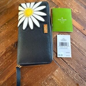 Kate Spade Black and White Daisy Down the Rabbit Hole Neda Floral Wallet